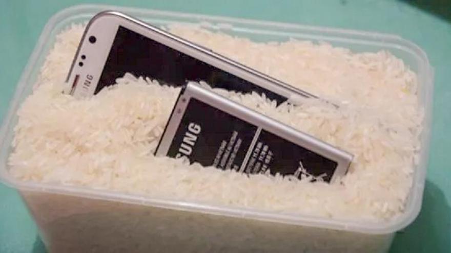 El arroz no es la mejor solución para intentar que un dispositivo que ha entrado en contacto con el agua vuelva a funcionar.  | L.O.