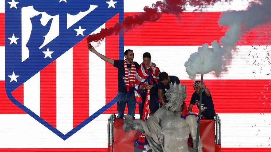 El Atleti ofrece su título de la Liga Europa en la fuente de Neptuno