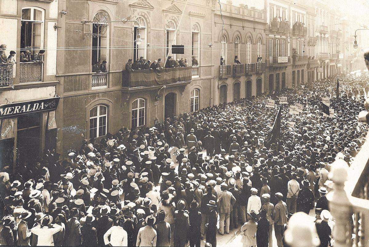 Manifestación por la guerra de Marruecos ante el Cabildo de Gran Canaria, en la calle de Triana de Las Palmas de G.C. (1926)