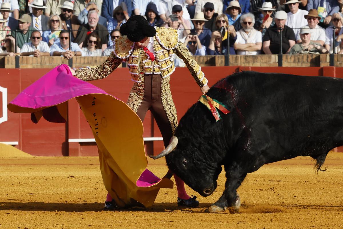 El diestro Emilio de Justo con su primer toro durante la corrida de la Feria de Abril de Sevilla, con reses de la ganadería de El Parralejo, este miércoles en la plaza de la Maestranza.