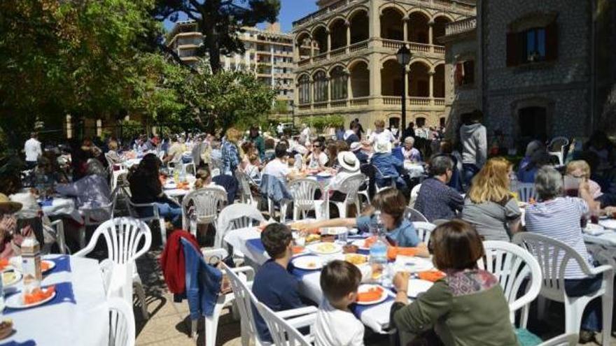 Numerosas personas comieron paella en la residencia.