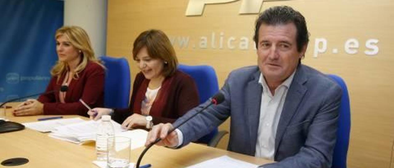 Eva Ortiz, Isabel Bonig y José Císcar, durante un acto reciente en la sede provincial del PP.