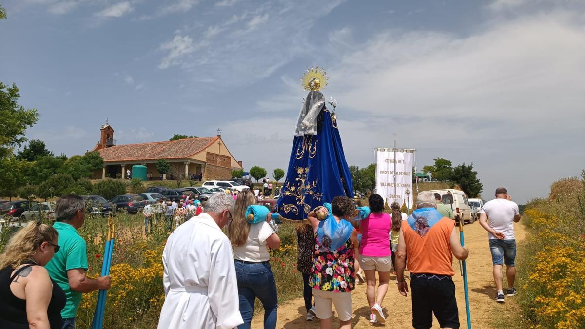 Procesión de la Virgen de Valdehunco por los alrededores de la ermita.