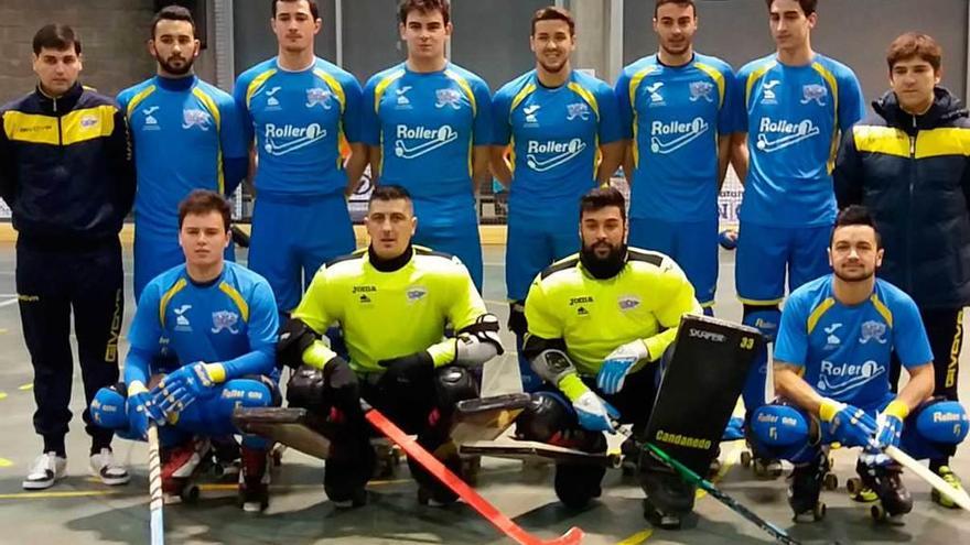 Una formación del Asturhockey de esta temporada, con el entrenador David Miranda de pie a la derecha.