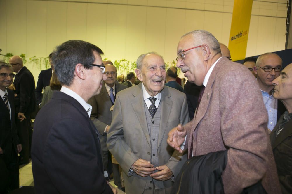 Decenas de profesores y alumnos del CEU, germen de la Universidad de Alicante, se reencuentran en un emotivo acto organizado en el campus.