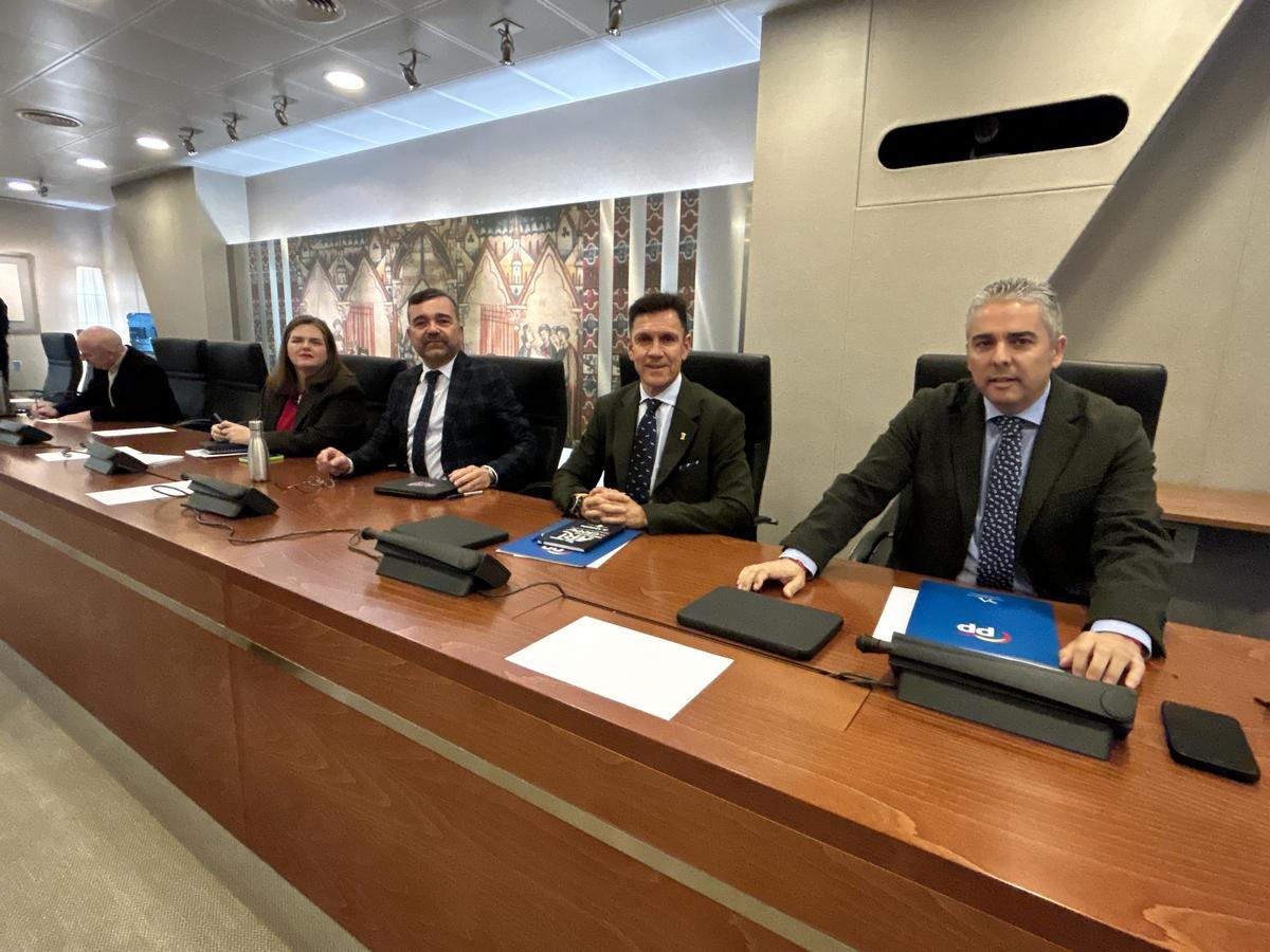 El diputado popular, Jesús Cano,(d) asiste a la Comisión del Trasvase Tajo-Segura.