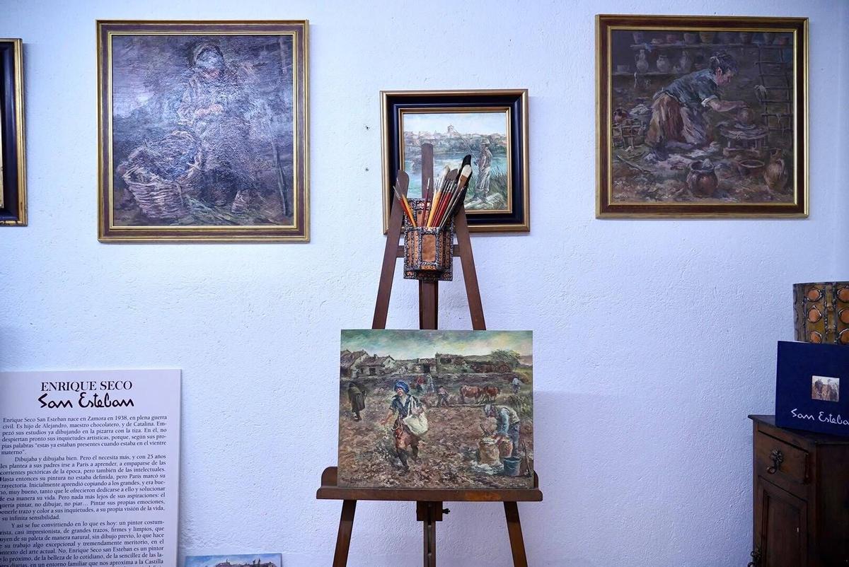 Visita del vicepresidente de la Diputación, Víctor López, a la casa museo de Enrique Seco San Esteban en el barrio de Carrascal