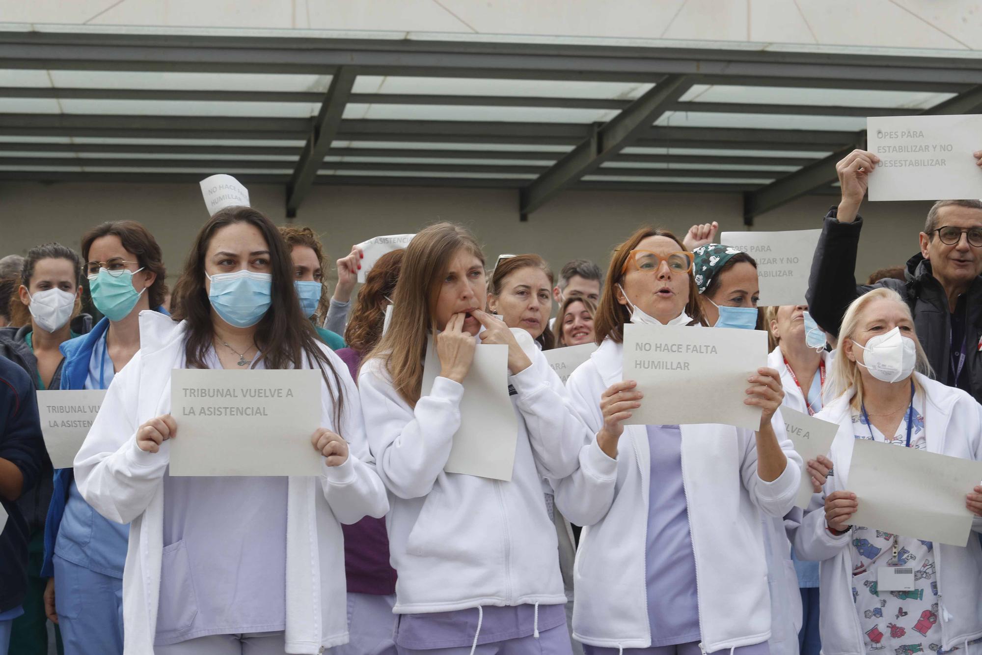 Los sanitarios se manifiestan a las puertas de La Fe por las oposiciones