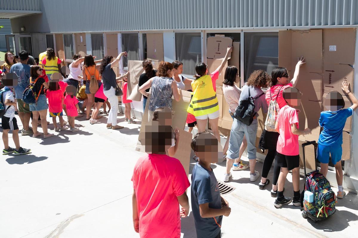Las familias del CPI Parque Venecia de Zaragoza forran con cartones sus cristaleras para denunciar el calor en las aulas: