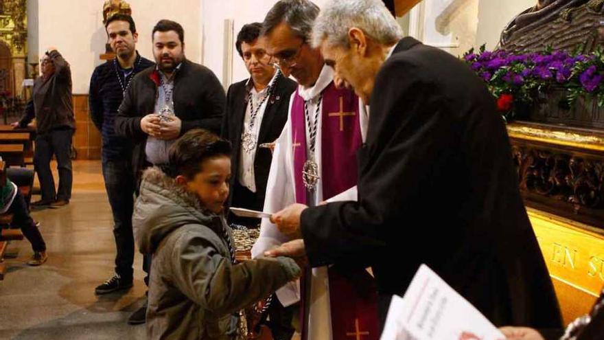 San Lázaro recibe a los nuevos cofrades del Lunes Santo