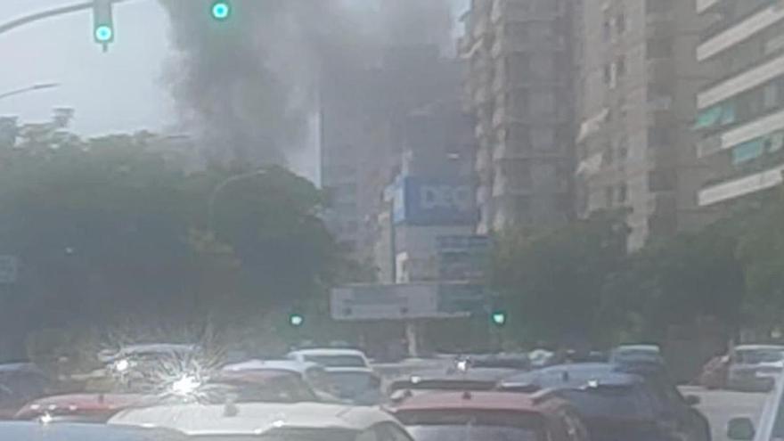Un vehículo incendiado en Campanar dificulta el tráfico en Valencia