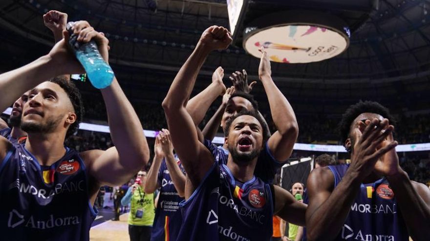 Los jugadores del Andorra celebran la clasificación