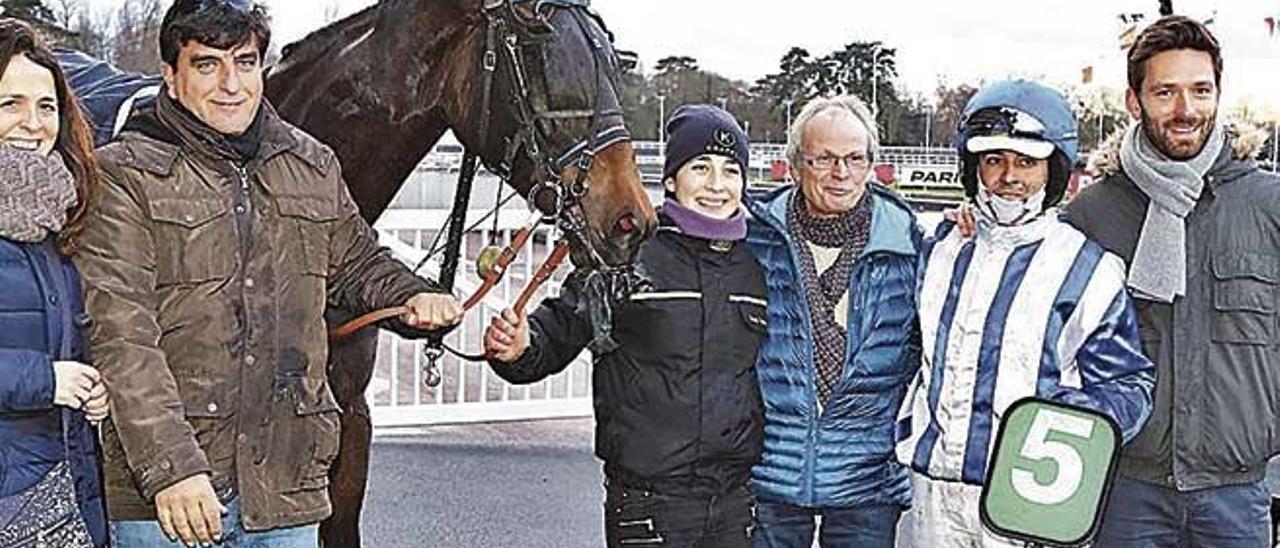 Miquel Mestre ataviado como conductor tras ganar con Elisa d&#039;Erquy ayer en París-Vincennes.