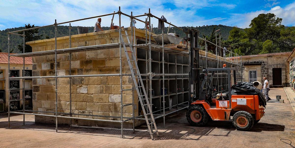 Trabajos de restauración de nichos en el cementerio municipal de Alcoy.
