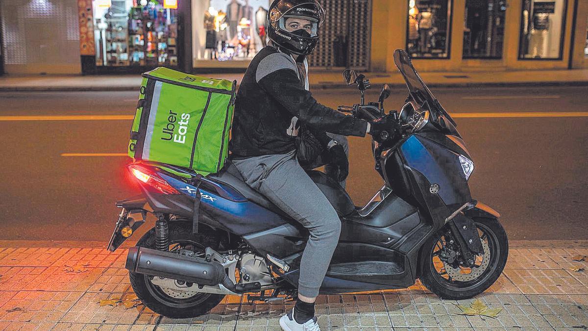 Romel Montilla recorre la ciudad para entregar los pedidos en tiempo récord.