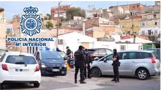 Absuelto de quemar la casa de un conocido en Elda tras discutir por la bombilla de una linterna