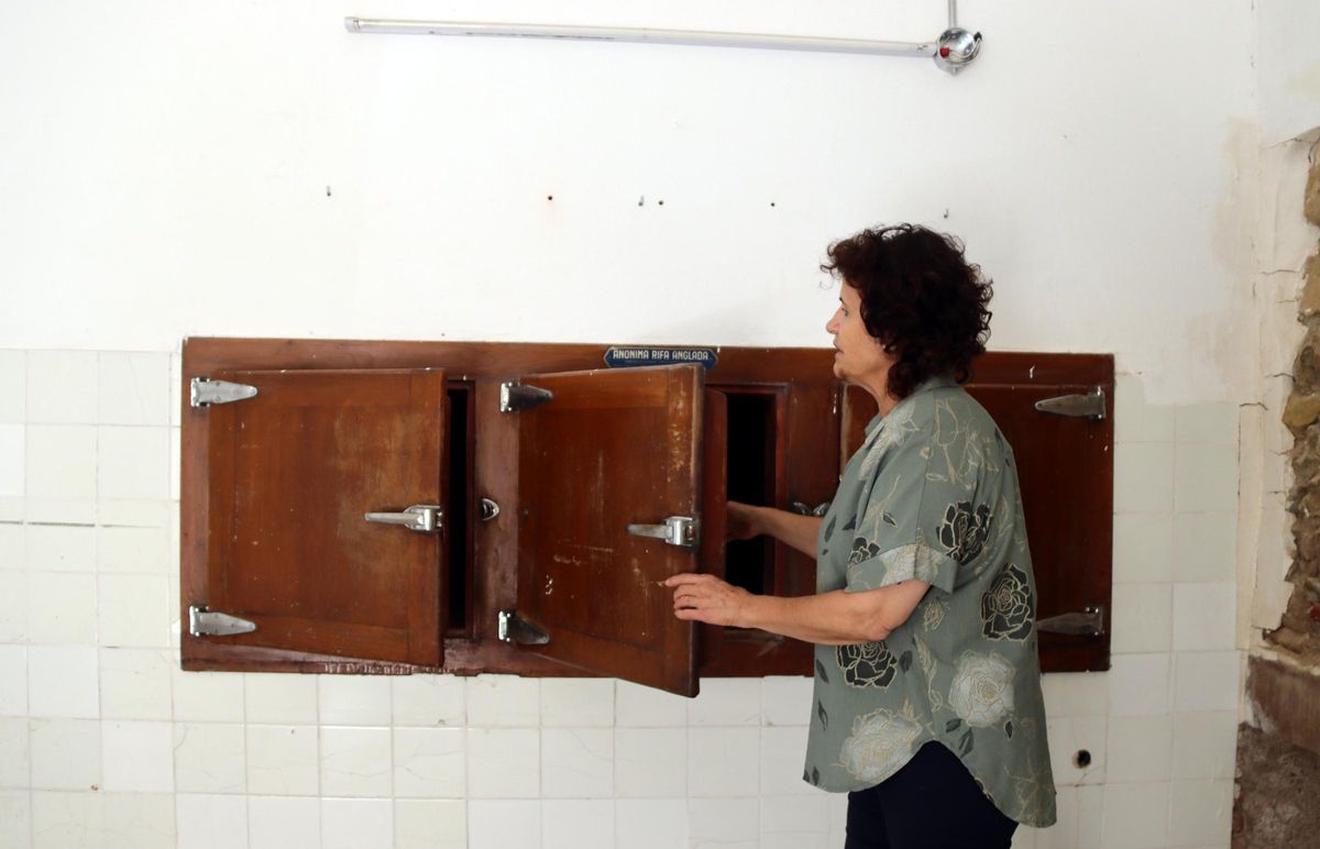 La botiga de queviures s'instal·laria a l'habitatge de Cal Peret.