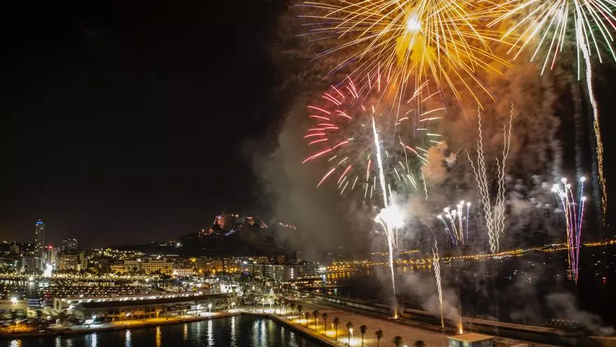 La Pirotecnia Fuegos Artificiales del Mediterráneo deslumbra el cielo de Alicante