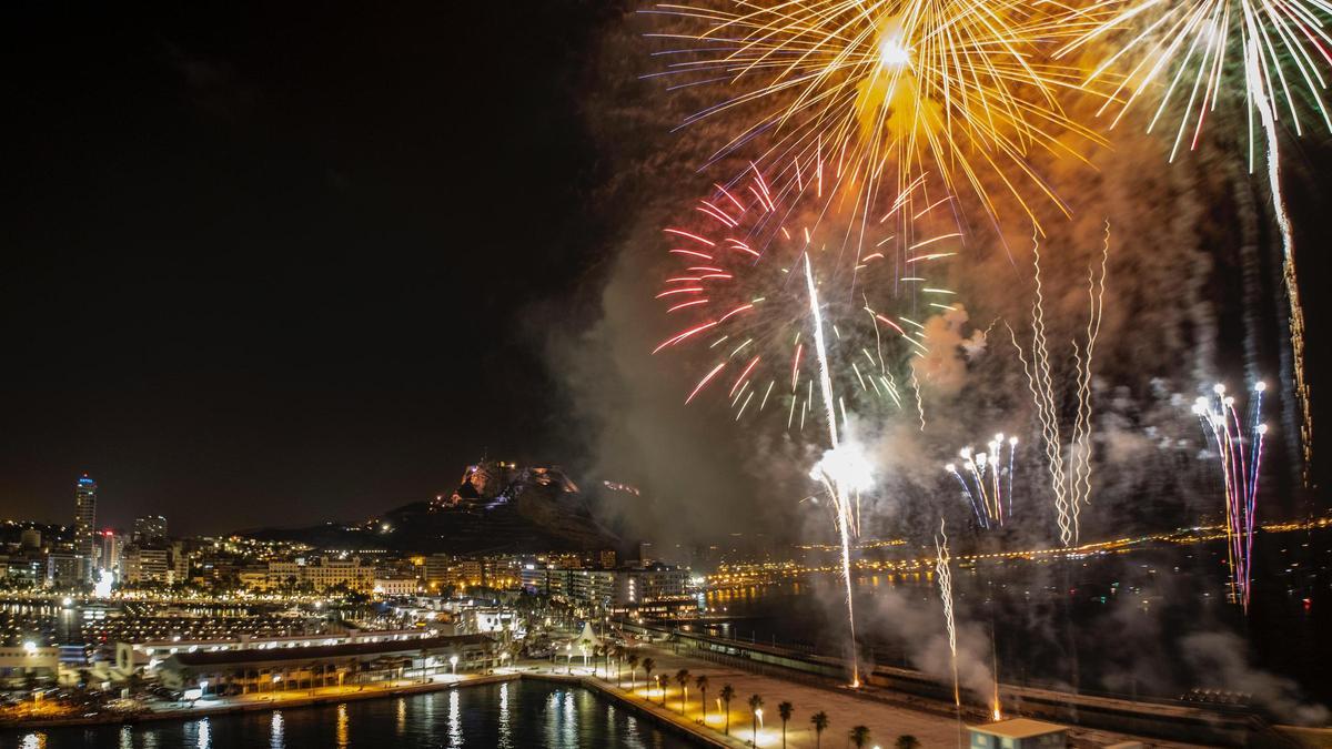 La Pirotecnia Fuegos Artificiales del Mediterráneo deslumbra el cielo de Alicante