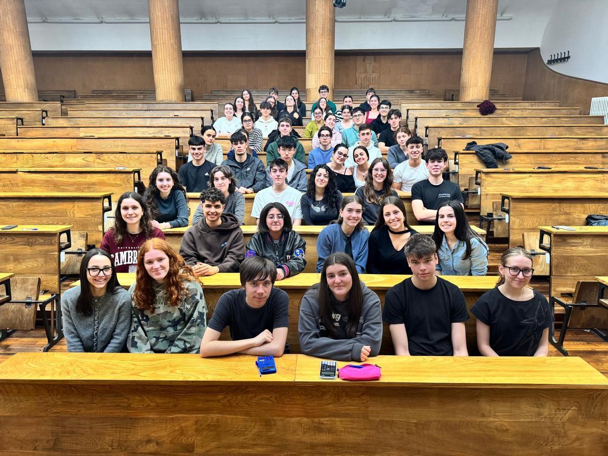 Un total de 53 alumnos de siete centros educativos de Santiago y su área participaron en la XLIII Olimpiada Gallega de Química.