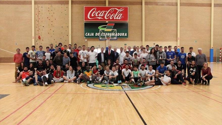 Segundo Píriz felicita a los equipos finalistas del torneo rector de la Uex