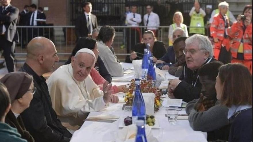 El papa durante su comida en Bolonia, que fue aprovechada para la fuga