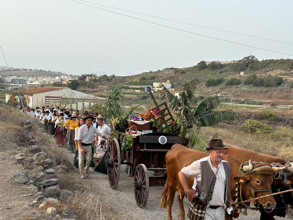 La comitiva de la romería por el Camino Viejo