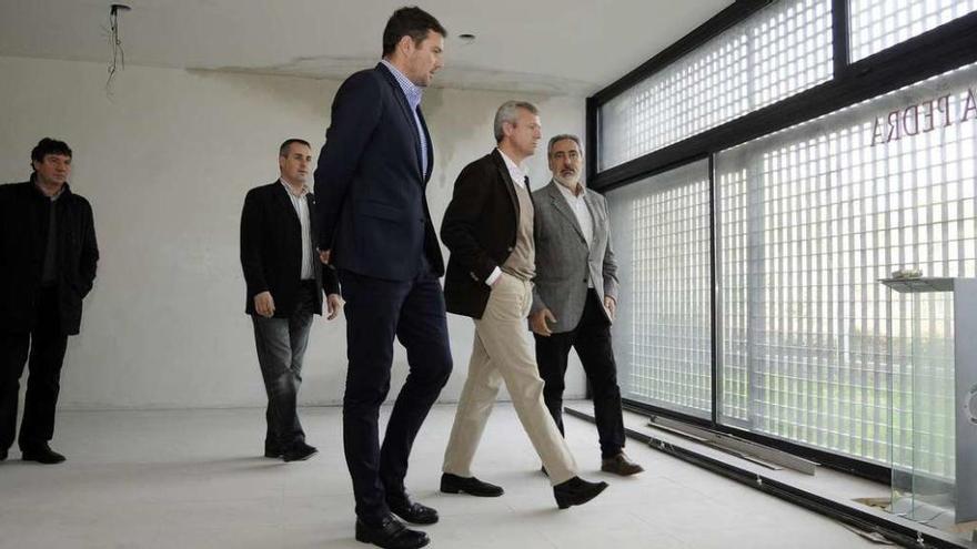 El vicepresidente de la Xunta, Alfonso Rueda, visitó ayer las instalaciones de la nueva central. // Bernabé/Javier Lalín
