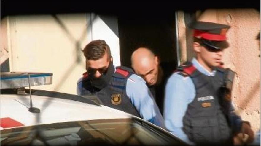 El moment en què el violador abandona els Jutjats de?Rubí i entra al cotxe dels Mossos d&#039;Esquadra, ahir.