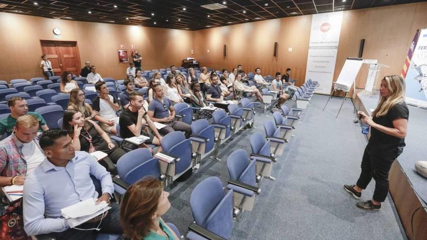 Marta Lliteras durante la ponencia inaugural de la Feria PICE ayer en la Cámara de Comercio.