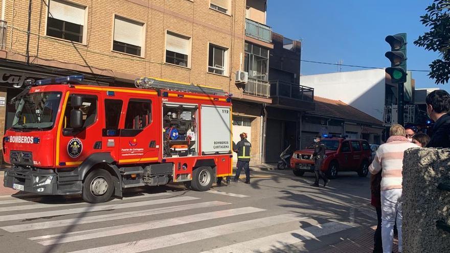 Bomberos trabajan en el incendio de una vivienda en Cartagena