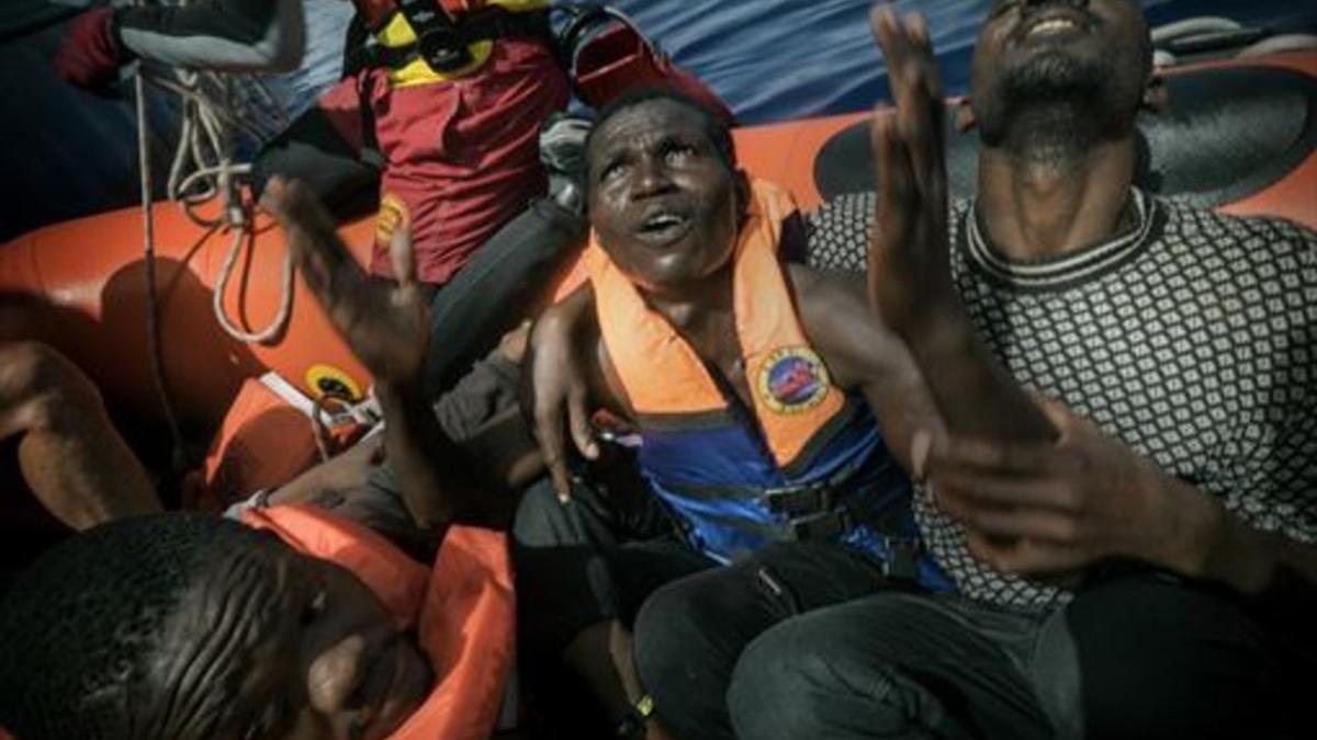 Refugiados rescatados en aguas de Libia por la oenegé Proactiva.