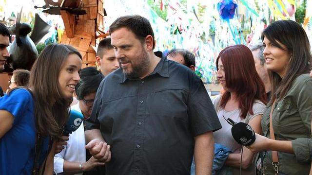 El presidente de ERC, Oriol Junqueras, en la Vila de Gràcia paseando por la Festa Major.