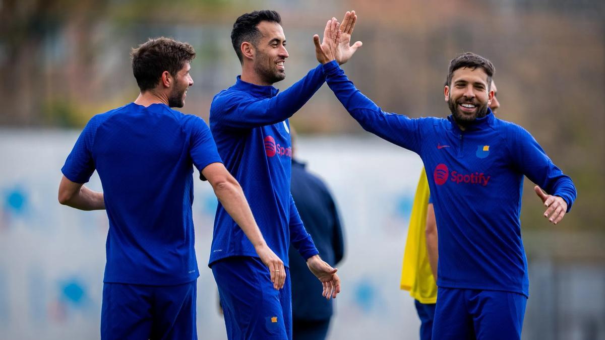 Sergi Roberto, Busquets y Alba, en el entrenamiento de este jueves.