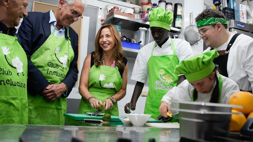 Natalia Chueca se suma al club Inclucina para cocinar junto a dos alumnos de Atades