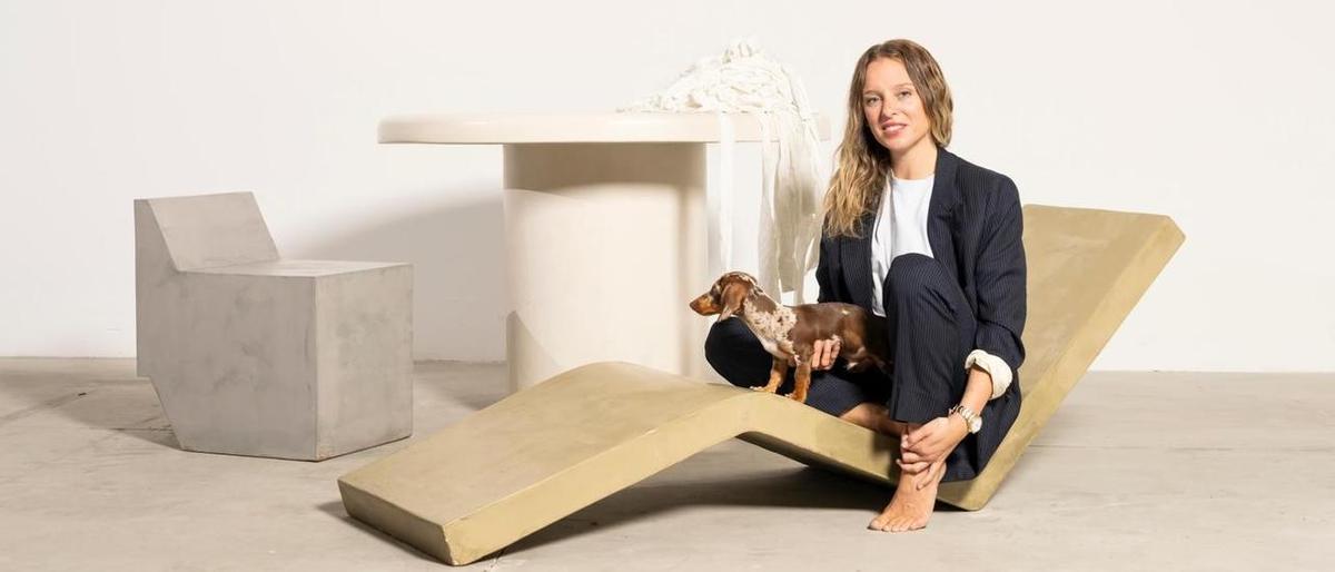 Elena Hinrichs, con uno de los muebles fabricados por Rudi con residuos textiles.