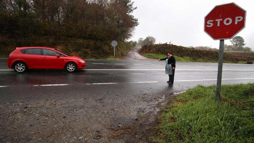 El nuevo pintado limita el acceso a la altura del denominado Camiño das Regüas.  // Bernabé/Gutier