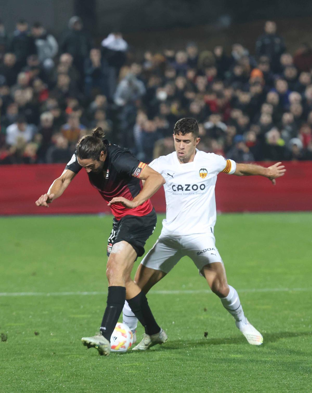 Paulista pugna por una pelota durante el partido de Copa del Rey entre La Nucía y el Valenciaf