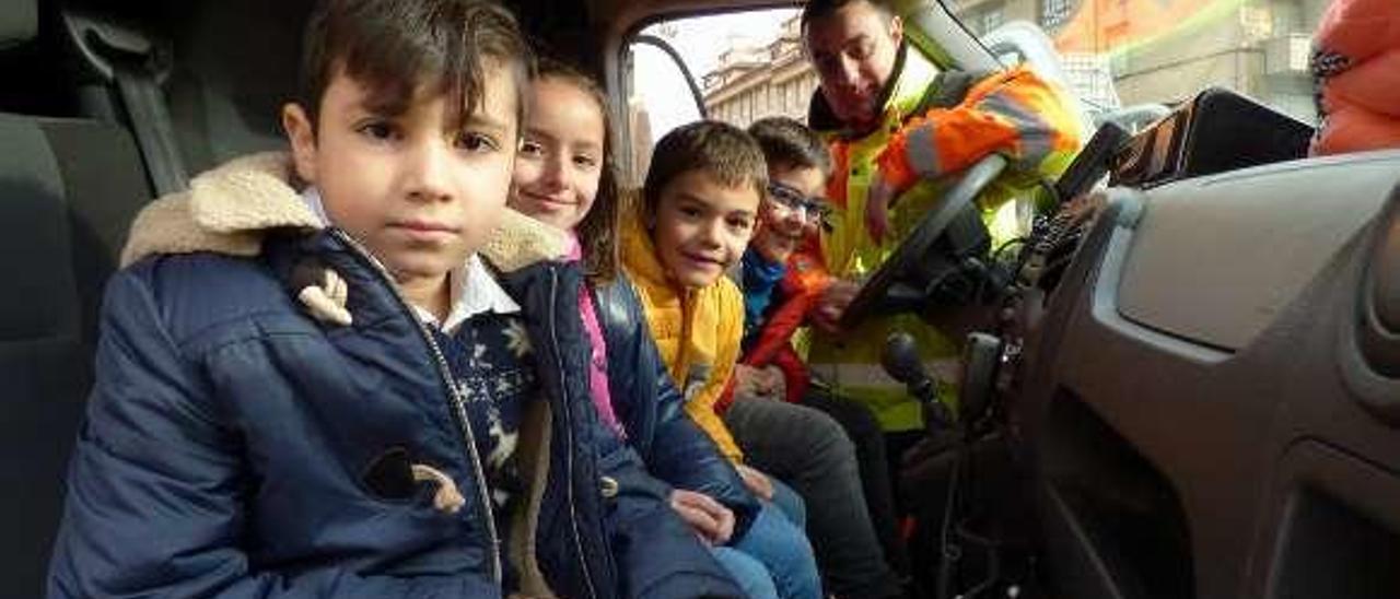 Hernán Berguño, María Fernández, Alejandro Fernández e Iván García visitan el interior de la ambulancia junto a Jorge Antonio García, ayer, en Cangas del Narcea.