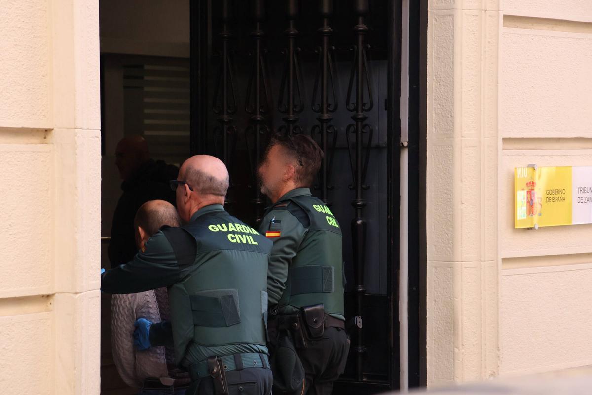 VÍDEO | Gritos y golpes dentro del furgón antes de declarar por el asesinato de su hermano en Peleas de Abajo