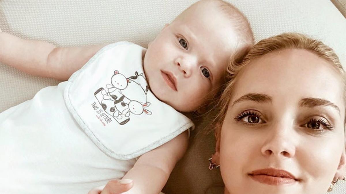 Chiara Ferragni tumbada junto a su pequeño Leone