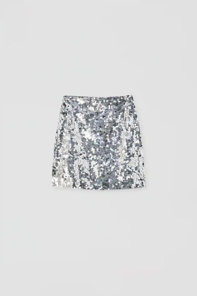 Minifalda de lentejuelas plateadas, de Pull &amp; Bear (19,99 euros)