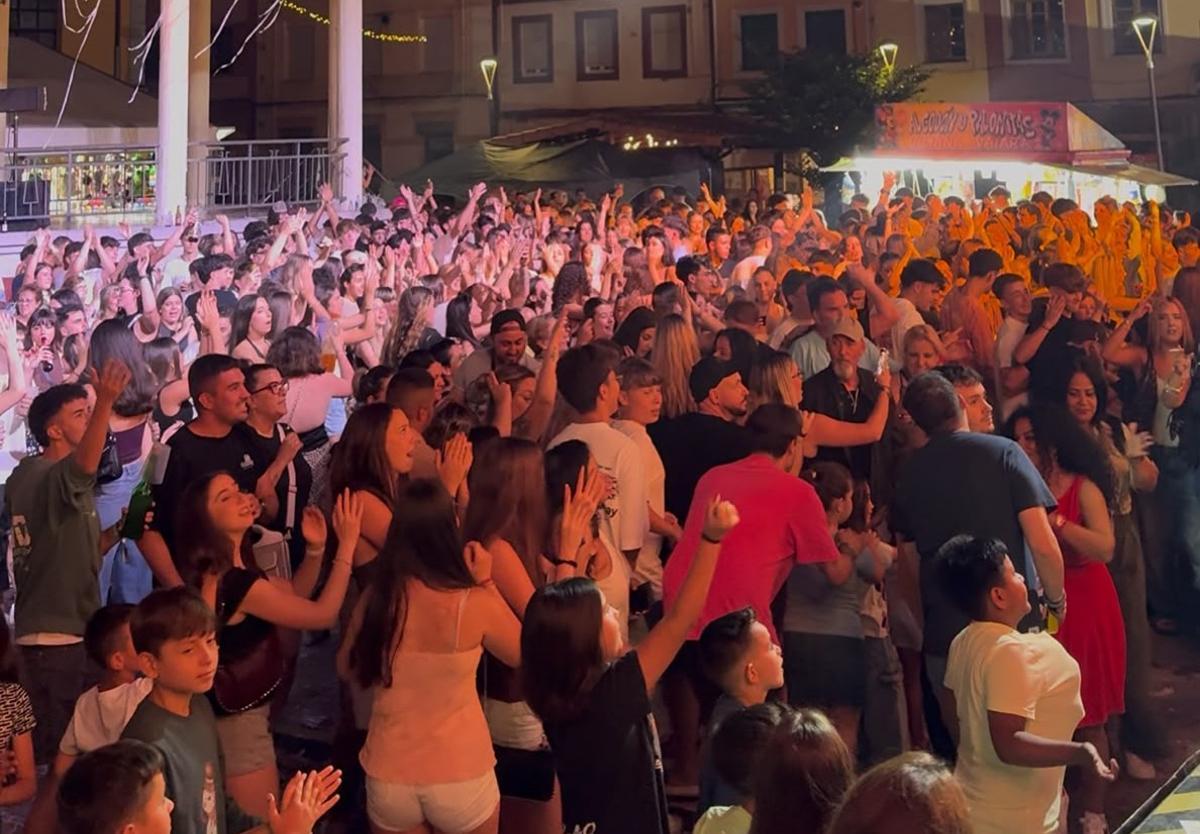 Ambiente festivo viendo a la orquesta "Tekila" en Sotrondio.