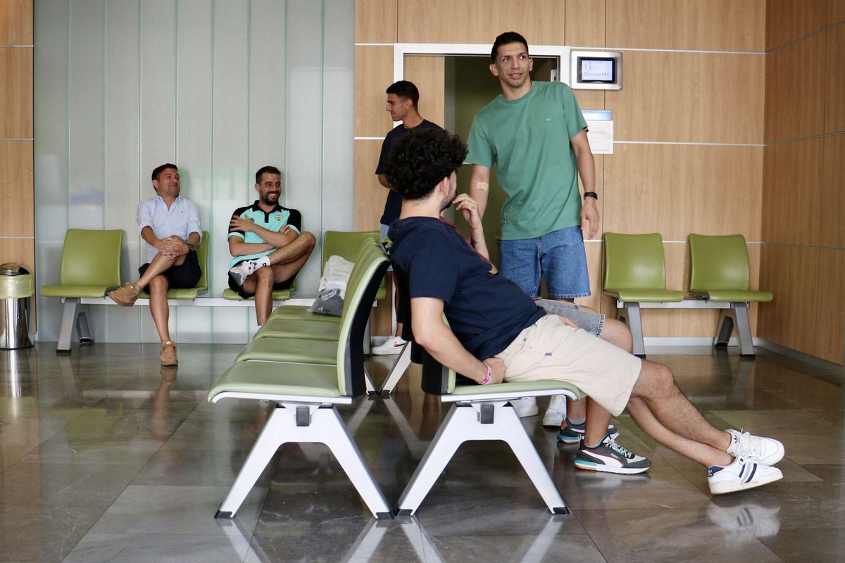 Los jugadores del Córdoba Futsal atienden los reconocimientos médicos del inicio de la pretemporada en el Hospital San Juan de Dios