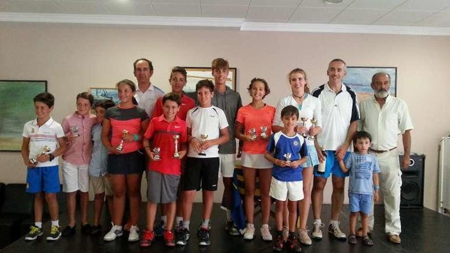 Los ganadores de las categorías de jóvenes reciben su trofeo. // FdV