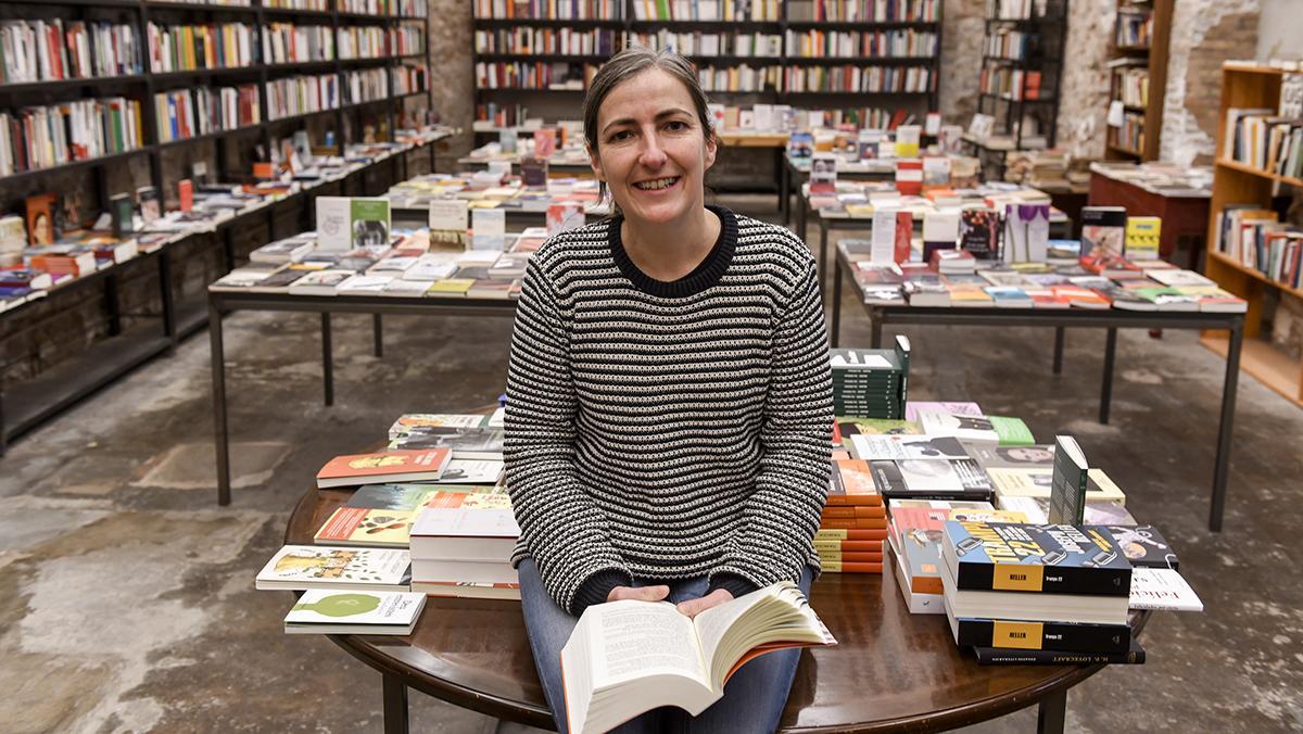 Isabel Sucunza, de la librería Calders, enumera los libros que augura que se van a vender más en caso de un eventual confinamiento.