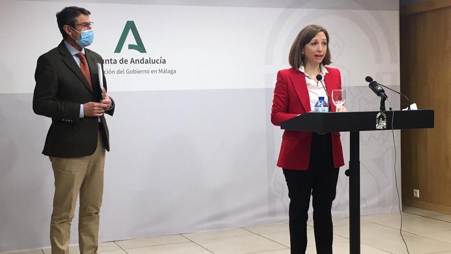 La delegada de la Junta, Patricia Navarro, durante su intervención, acompañada por el delegado de Agricultura, Fernando Fernández.