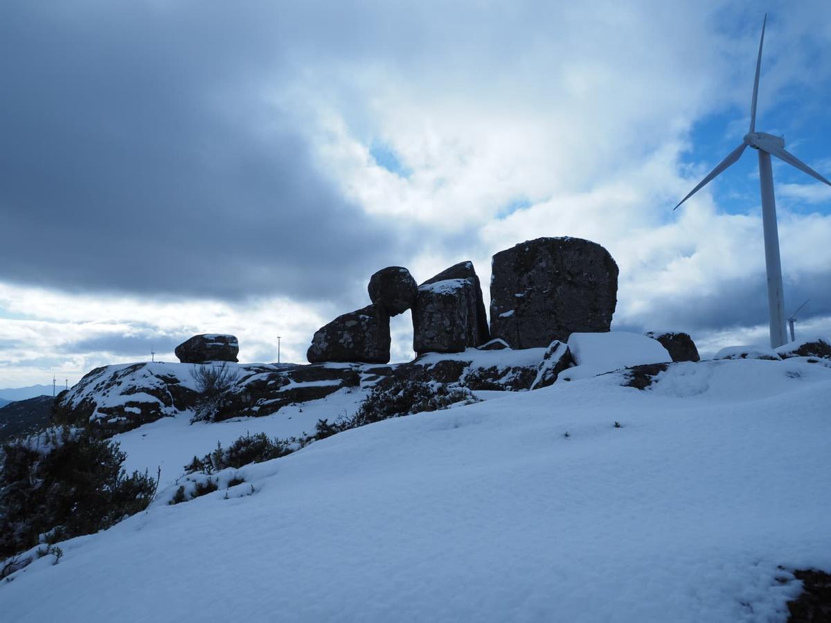 El manto de nieve en el monte do Seixo, el pico más alto de la sierra de O Cando