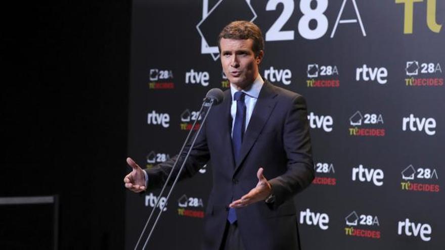 Pablo Casado, recibido entre vítores a la conclusión del debate