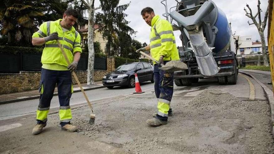 Trabajadores en la zona en la que está localizada la avería.